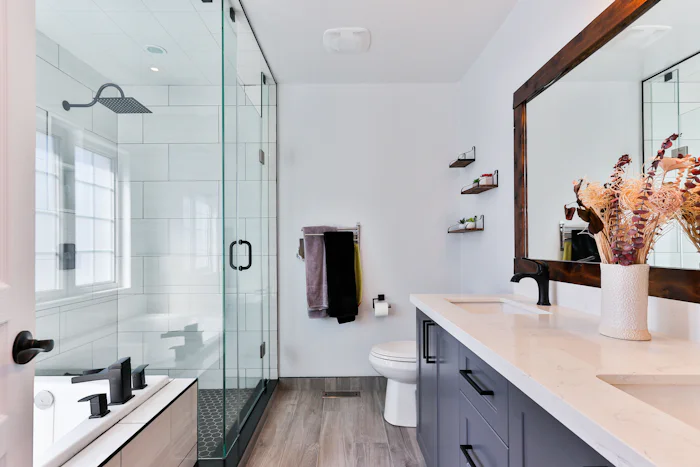 Kamar mandi bersih dengan wastafel modern